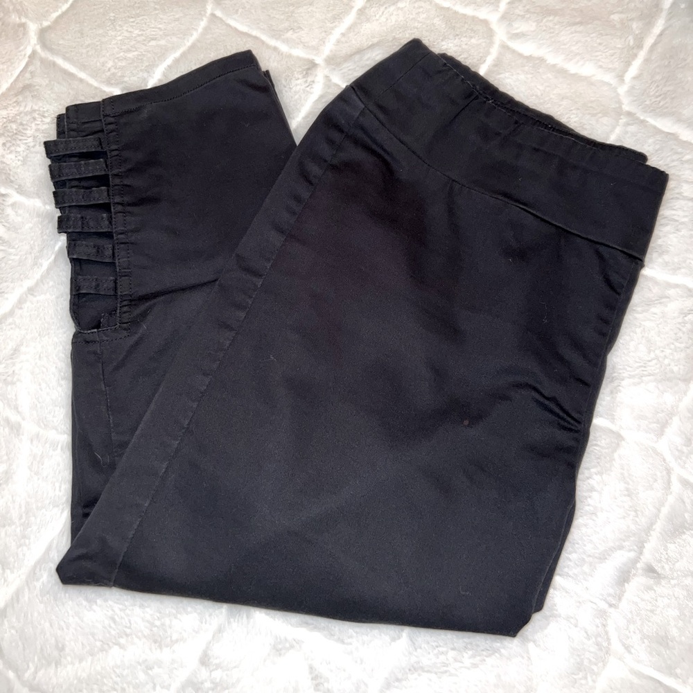 Venus black capri pants with slit detail along side calf. Super comfortable. 12.
